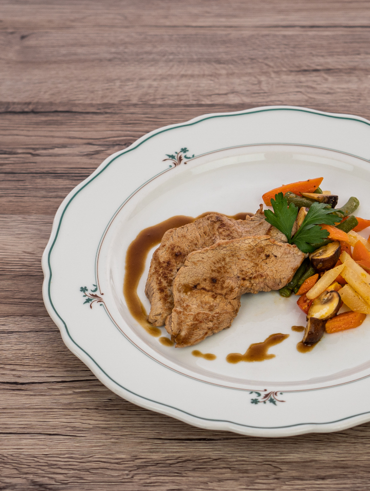 Veal schnitzel with vegetables